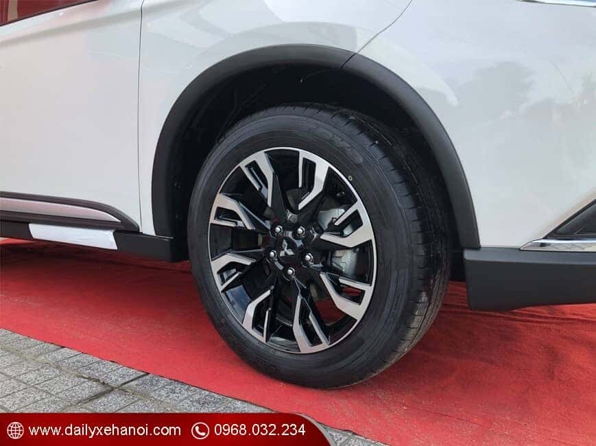 Mâm xe 18 inch trên Outlander 2.0 số tự động