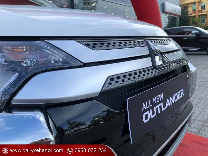 Lưới tản nhiệt xe Outalnder phiên bản tiêu chuẩn