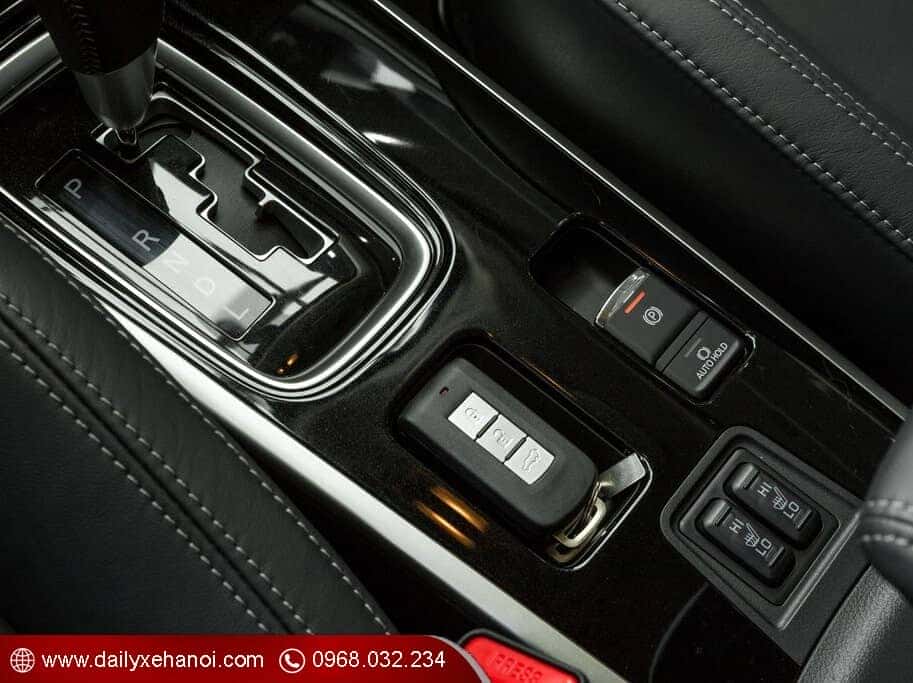 Khu vực cần số xe Outlander 1 cầu bản 2.0