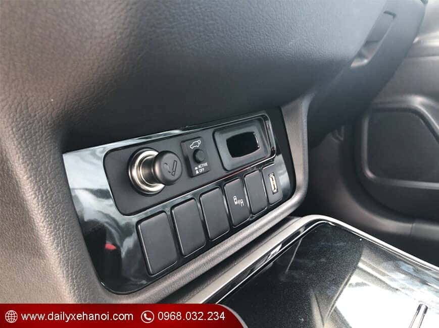 Tiện ích tẩu thuốc và cổng USB Outlander Premium