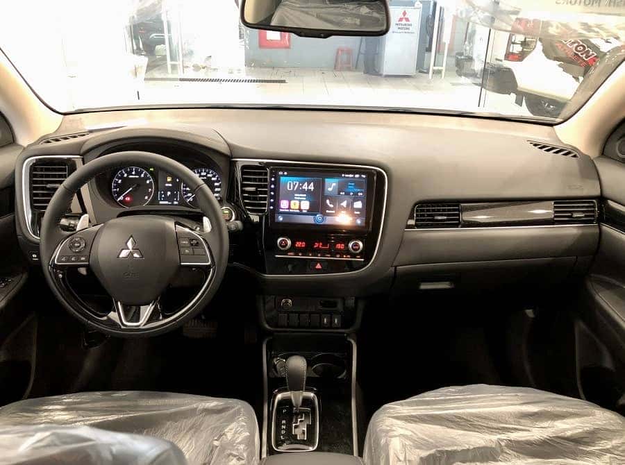 Nội thất xe Outlander bản tiêu chuẩn