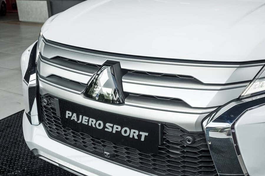 Mặt ca lăng mạ bạc khỏe khoắn của Pajero Sport 2020