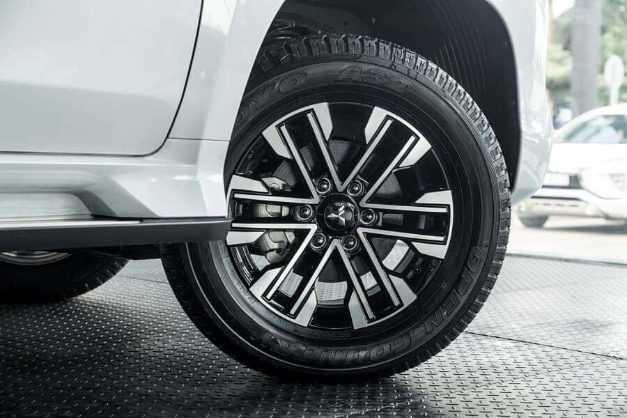 Mâm xe hợp kim 18 inch trên Pajero Sport 2.4L máy dầu 2020