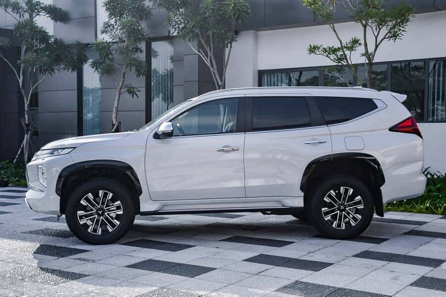 Thân xe Pajero Sport máy dầu 1 cầu số tự động