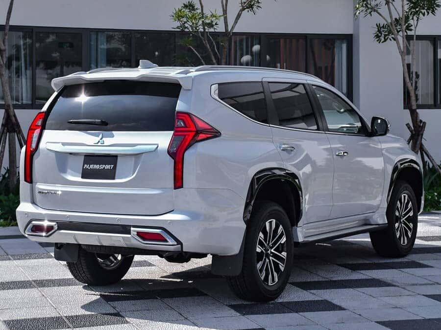 Đuôi xe Mitsubishi Pajero Sport bản máy dầu 2.4L