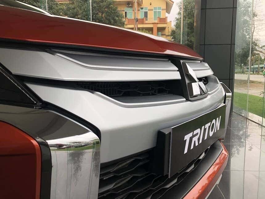 Mặt ca-lăng mạ bạc trên Triton 4x2 AT số tự động-min