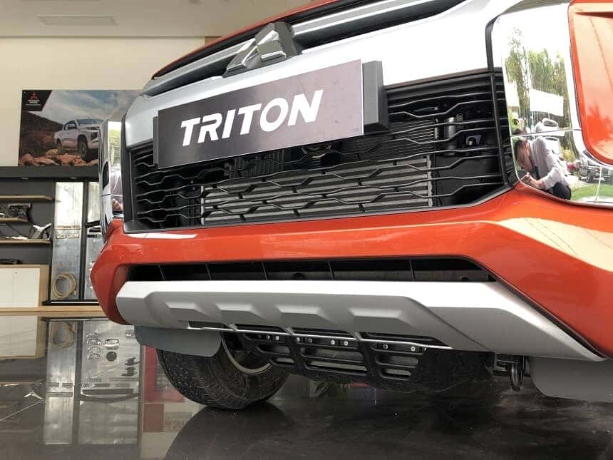 Cản trước xe bán tải Mitsubishi Triton AT 1 cầu máy dầu