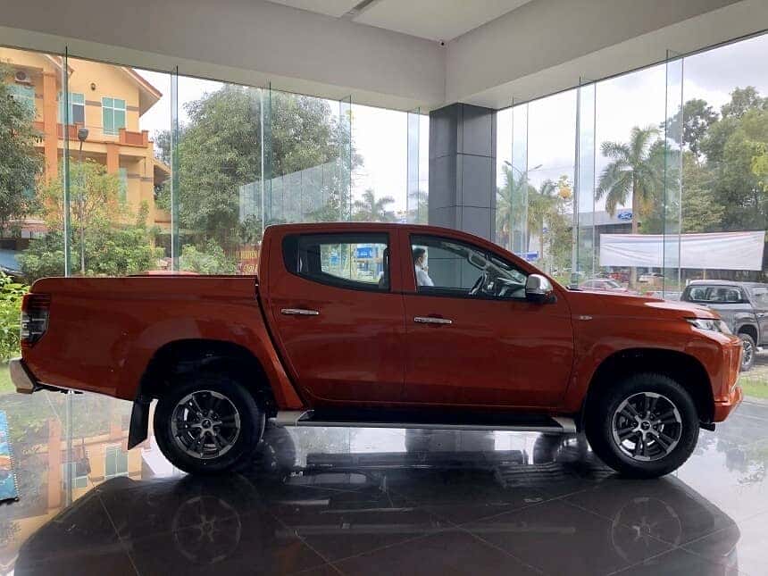 Thân xe Mitsubishi Triton màu cam 1 cầu số tự động