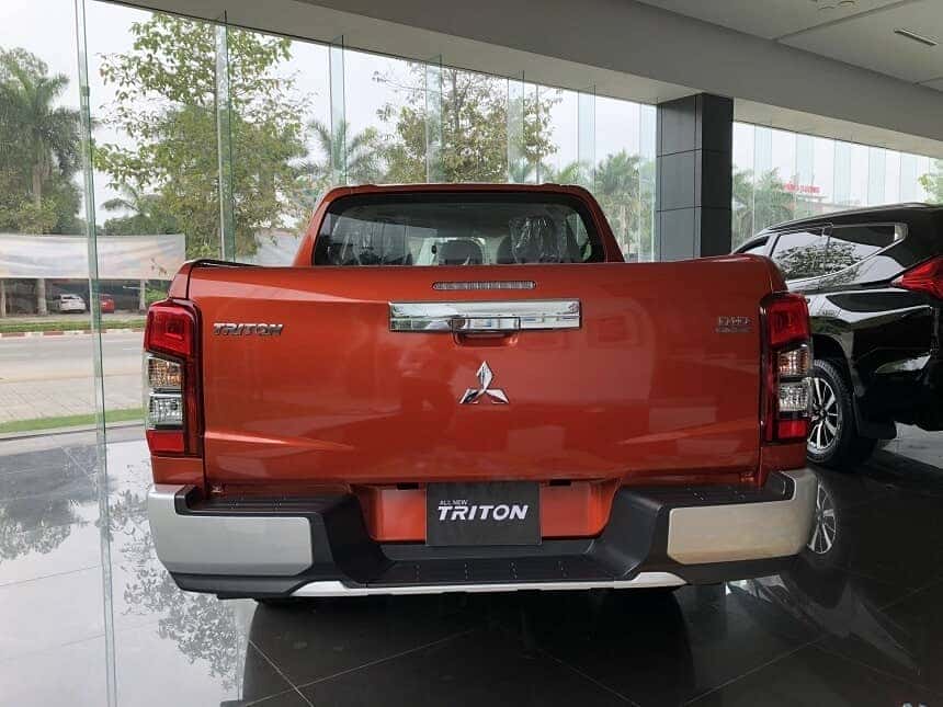 Đuôi xe xe bán tải Mitsubishi Triton 1 cầu số tự động