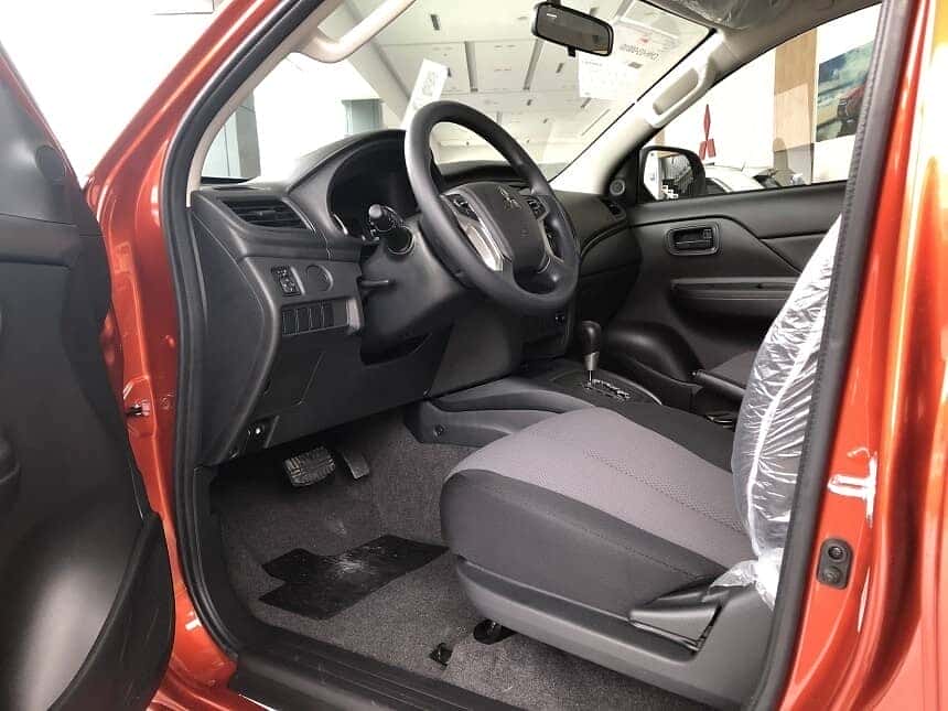 Không gian hàng ghế trước xe triton 2.4 AT 4x2 2020
