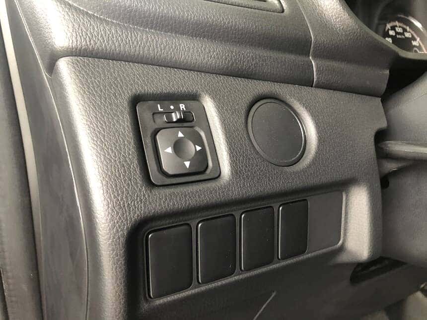 Nút điều chỉnh gương điện trên Triton 4x2 AT