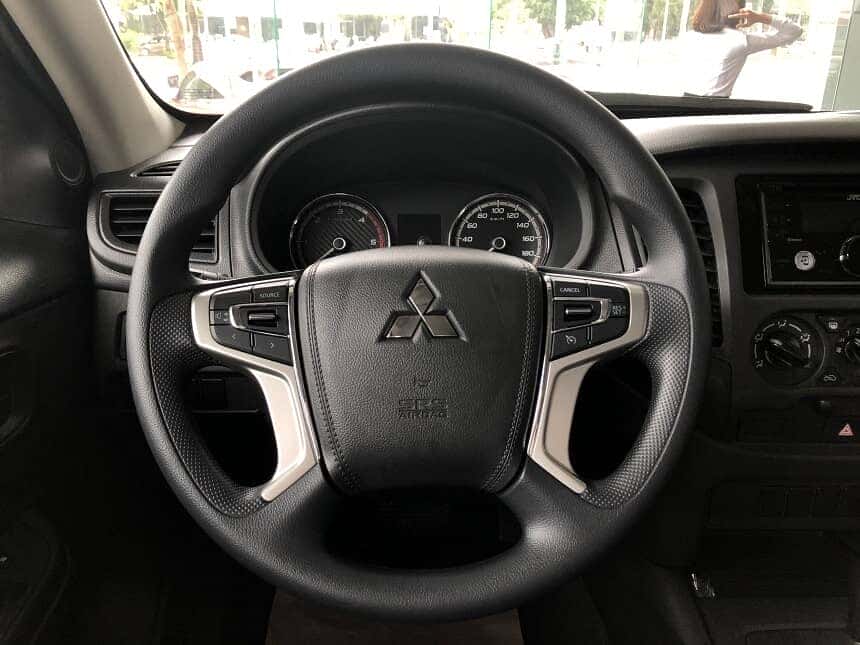 Vô lăng xe bán tải Triton 1 cầu số tự động