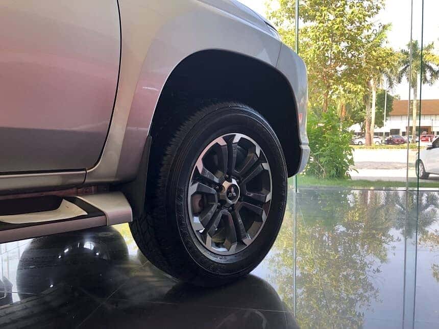 Bộ mâm xe 18 inch mới trên triton 2.4 AT Premium 4x2