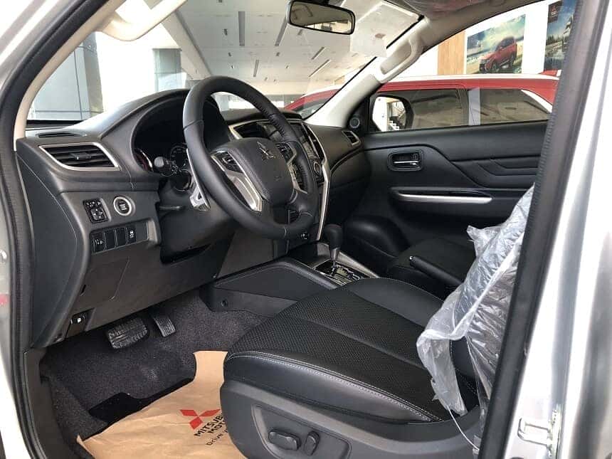 Không gian hàng ghế trước xe triton 2.4 AT 4x2 Premium 2020
