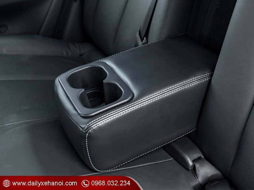 Tựa tay hàng ghế thứ 2 của xe triton 2.4 AT 1 cầu