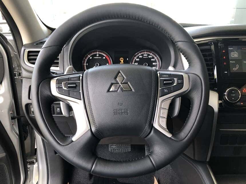 Vô lăng 4 chấu xe bán tải Triton 4x2 AT bản đủ