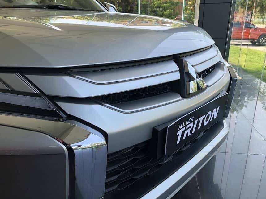 Mặt ca-lăng xe bán tải Mitsubishi Triton 4x2 AT Premium