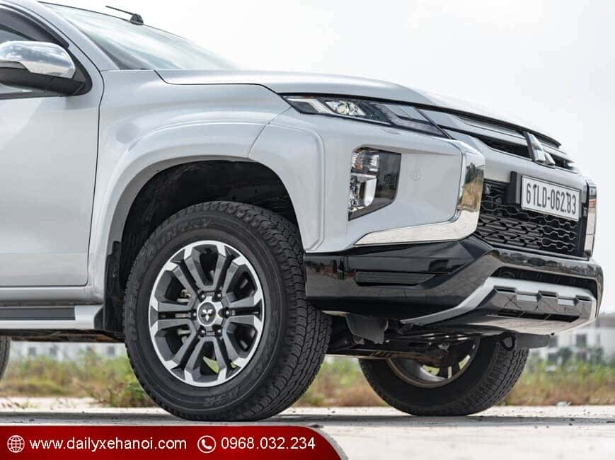 Phía đầu xe Triton 2020