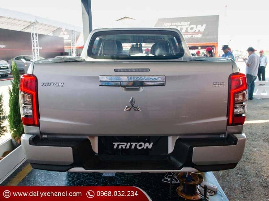 Đuôi xe xe bán tải Mitsubishi Triton 2 cầu số tự động