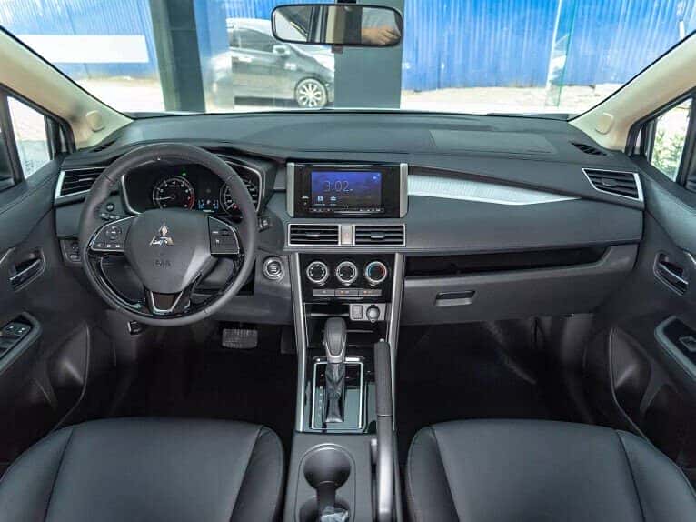 Không gian nội thất phía trước xe Xpander 1.5 AT