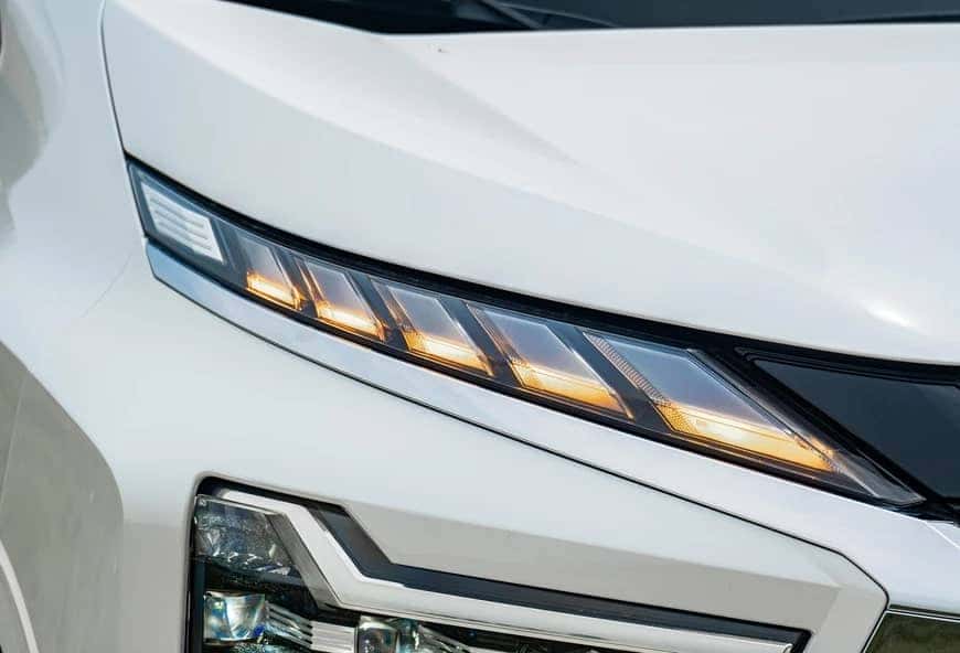 Đèn xi nhan và đèn LED định vị ban ngày xe XPander AT Premium