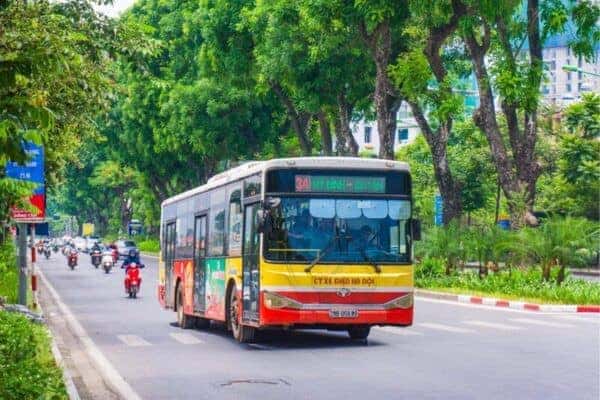 Một chiếc xe buýt công cộng dừng tại trạm gần bến xe Mỹ Đình.