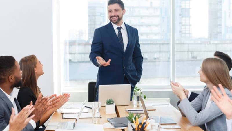 Một người phụ nữ tự tin ngồi trong xe hơi, thể hiện phong cách của cung Sư Tử