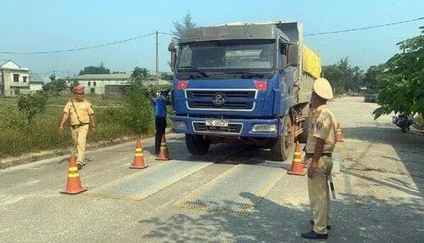 Mức phạt cho xe ô tô chở hàng vượt quá quy định kích thước