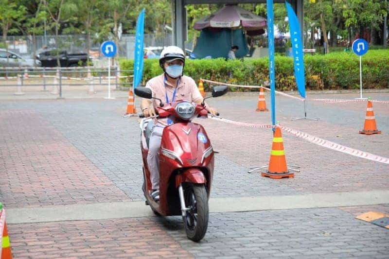 Nam mệnh Hỏa hợp xe máy VinFast Feliz S đỏ rượu vang cá tính