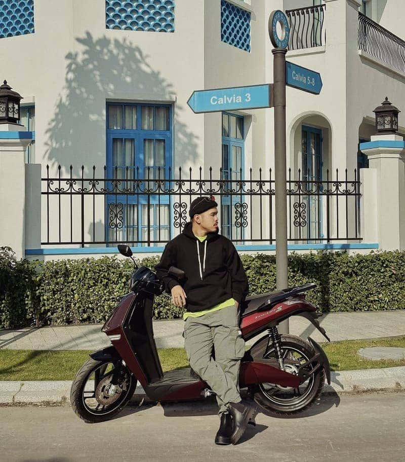 Nam mệnh Hỏa mạnh mẽ với xe máy VinFast Theon S màu đỏ đậm