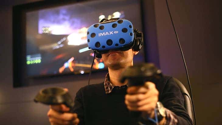 Người chơi đang tương tác trong một tựa game thực tế ảo VR