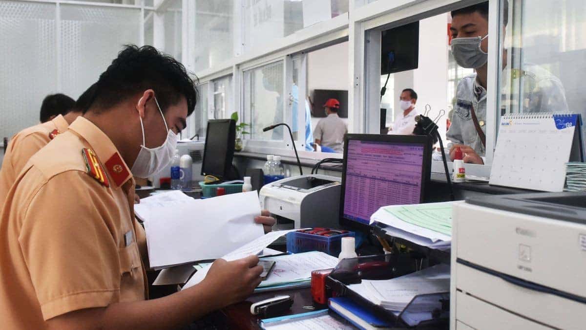 Người dân đang thực hiện thủ tục đăng ký xe máy tại cơ quan chức năng ở Điện Biên.