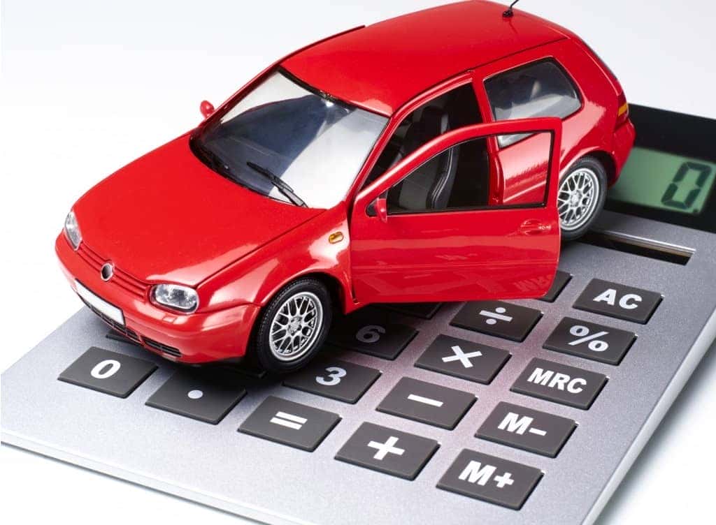 Người đang phân tích tài chính để mua xe hơi trả góp