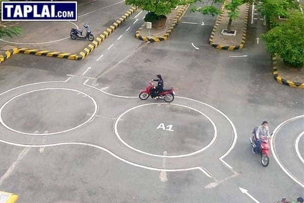 Người điều khiển xe máy trên sân sát hạch thực hành A1