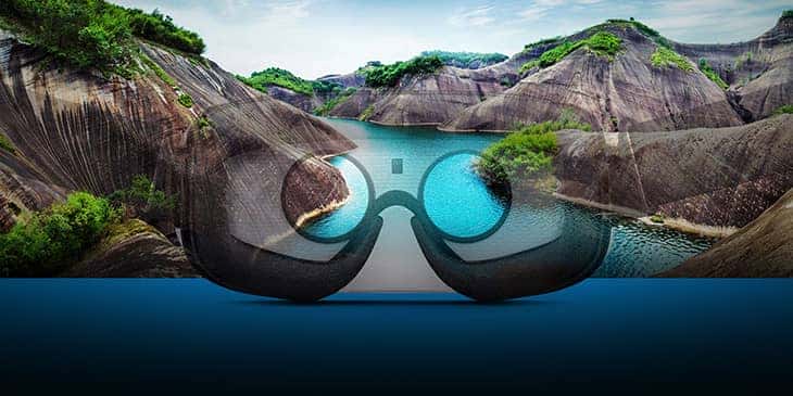 Người dùng trải nghiệm công nghệ thực tế ảo VR với tai nghe và kính