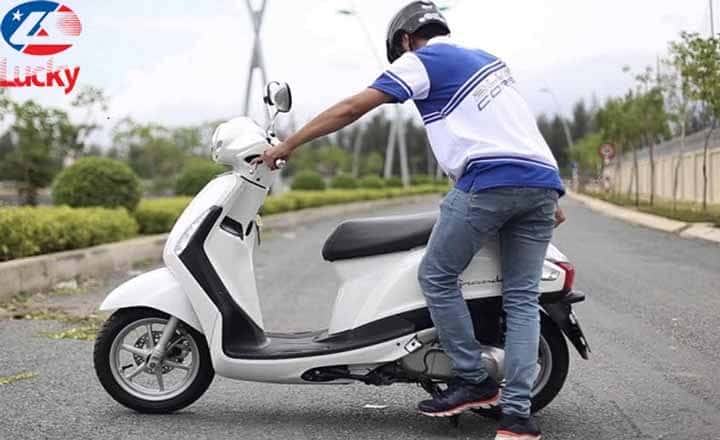 Người lái đang thực hiện thao tác khởi động xe tay ga đúng kỹ thuật