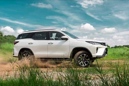 Người lái đang vận hành ô tô số tự động Toyota Fortuner