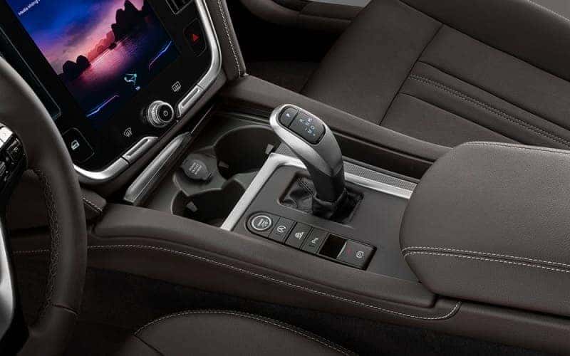 Người lái điều khiển xe số tự động AT một cách thoải mái trên đường