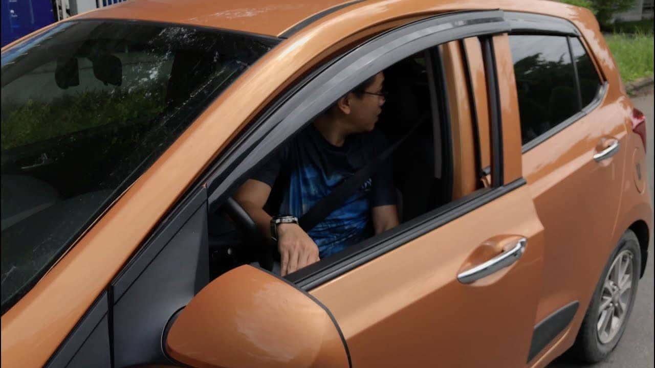 Người lái thực hiện thao tác mở cửa xe ô tô từ bên trong an toàn