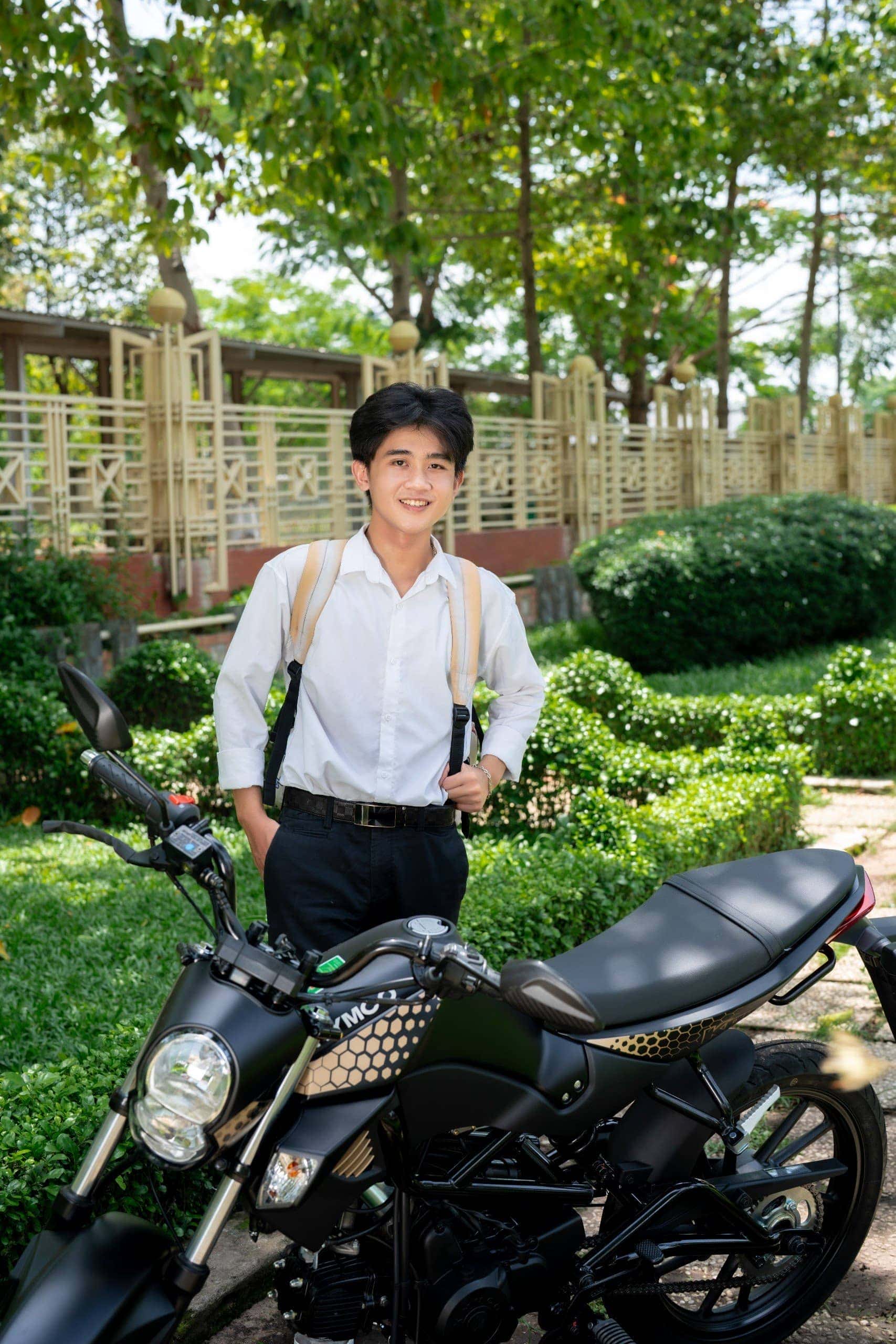 Người lái xe 50cc đội mũ bảo hiểm và kiểm tra giấy tờ, minh họa các quy định khi chạy xe 50cc.