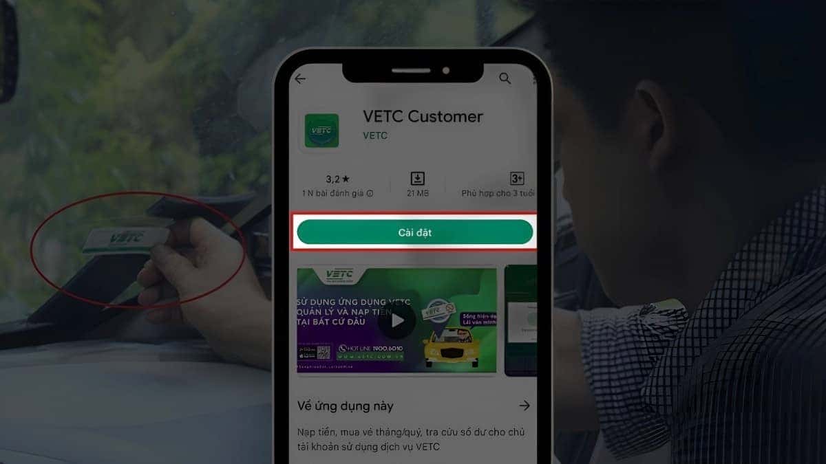 Người lái xe đang thanh toán tại trạm thu phí không dừng VETC