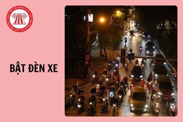 Người lái xe máy và ô tô cần bật đèn chiếu sáng đúng quy định để đảm bảo an toàn và tránh bị phạt.