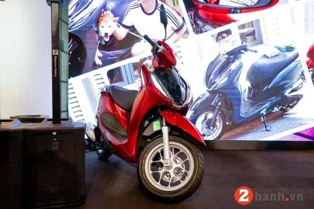 Người phụ nữ cao 1m55 ngồi thử trên xe Honda Lead để kiểm tra chiều cao yên xe