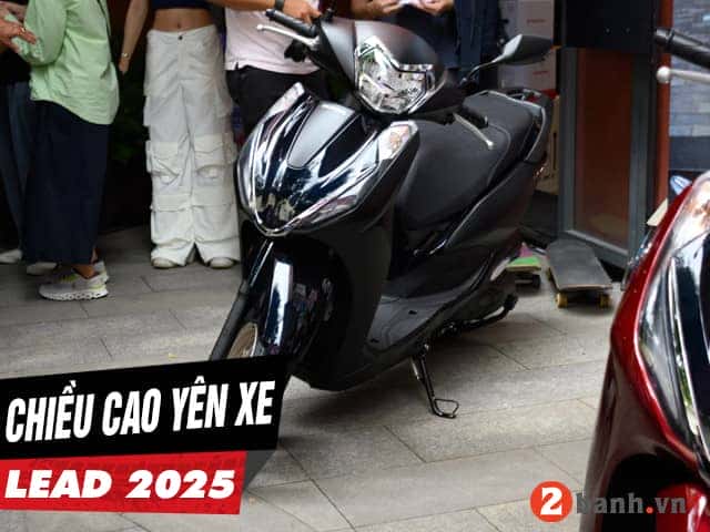 Người phụ nữ điều khiển xe Honda Lead trên đường phố, minh họa chiều cao yên xe Lead