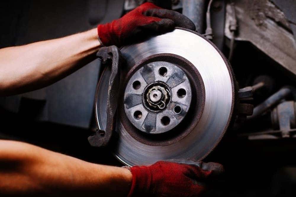 nguyên lý hoạt động của phanh đĩa ô tô dựa trên áp suất dầu