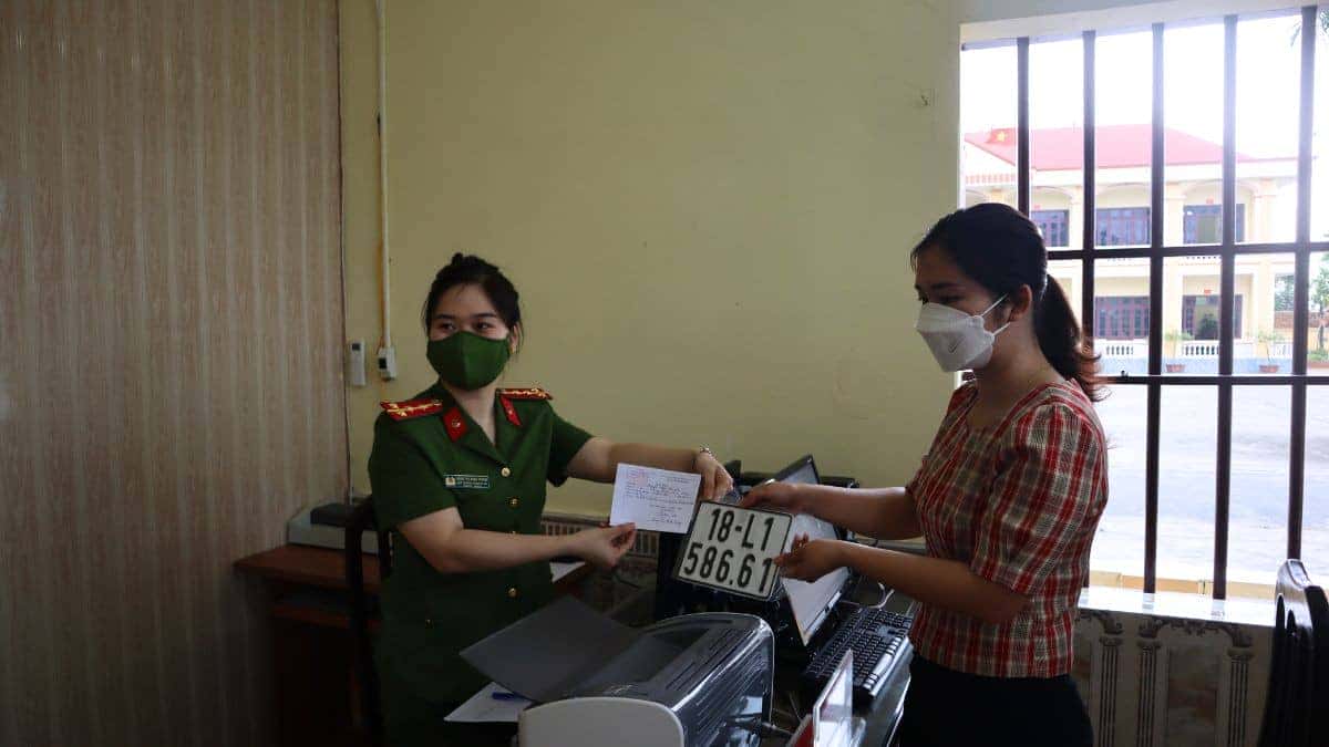 Nhận giấy đăng ký và biển số xe 18 sau khi hoàn tất thủ tục