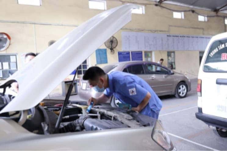 Nhân viên hướng dẫn các bước đăng kiểm xe ô tô 5 chỗ.