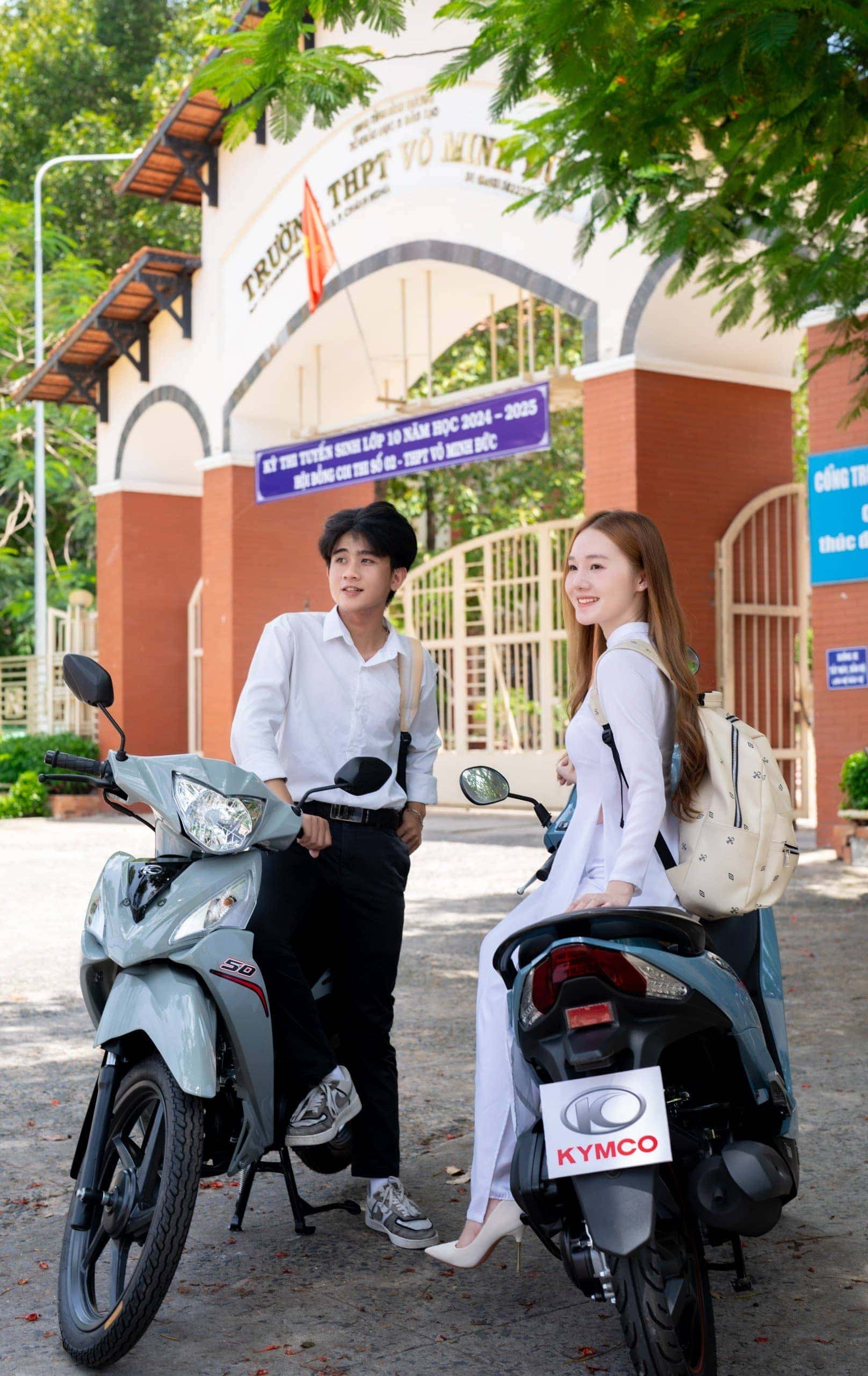 Nhóm học sinh đi xe 50cc đến trường, cho thấy sự tiện ích và an toàn khi chạy xe 50cc mà không cần bằng lái cho lứa tuổi học sinh.