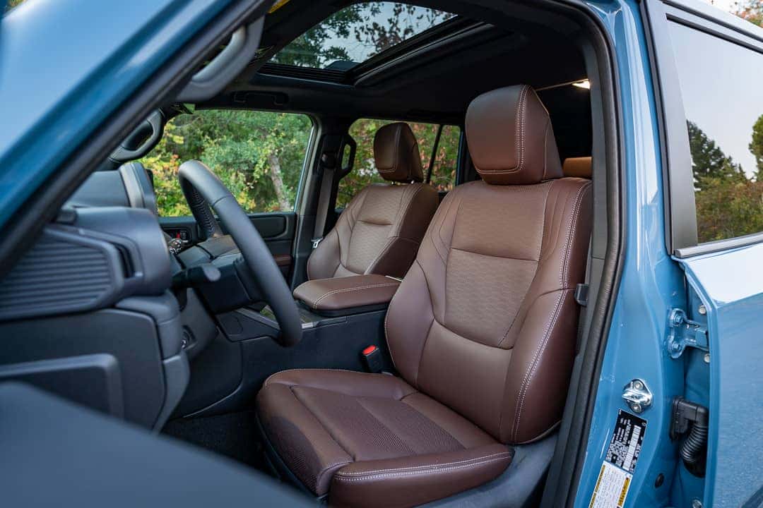 Nội thất ghế da màu nâu Toyota Land Cruiser 2024