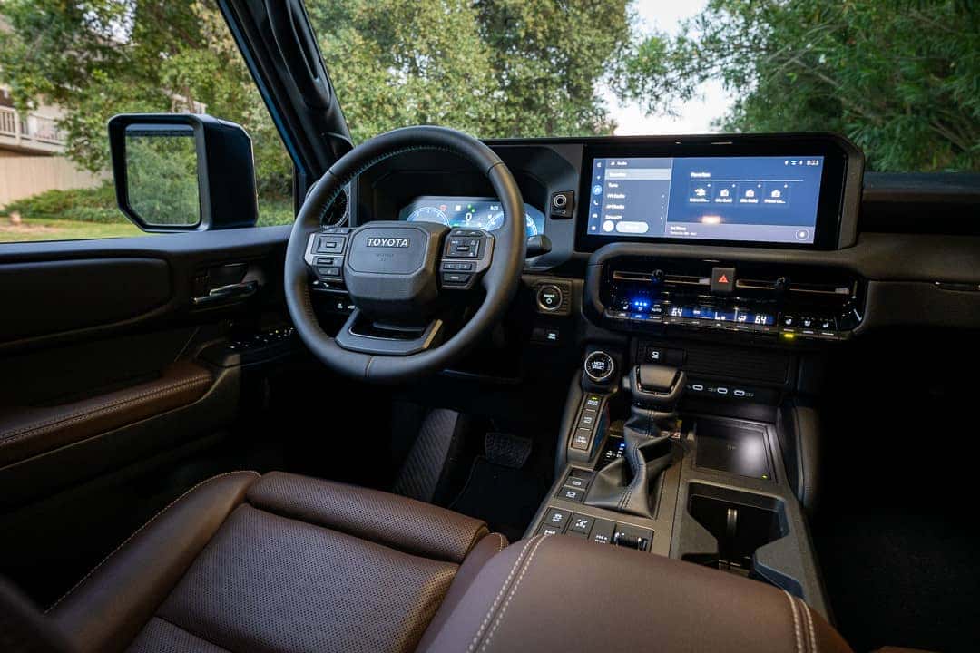 Nội thất khoang lái Toyota Land Cruiser 2024